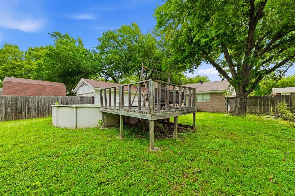829 Ray Andra Drive, DeSoto, TX 75115