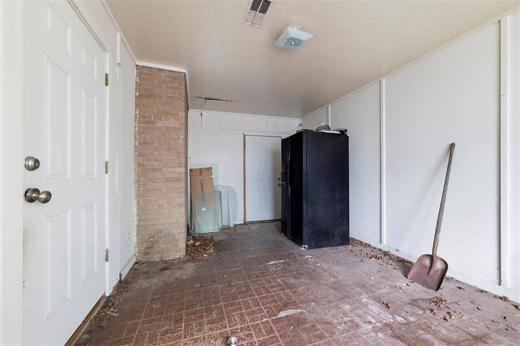 829 Ray Andra Drive, DeSoto, TX 75115