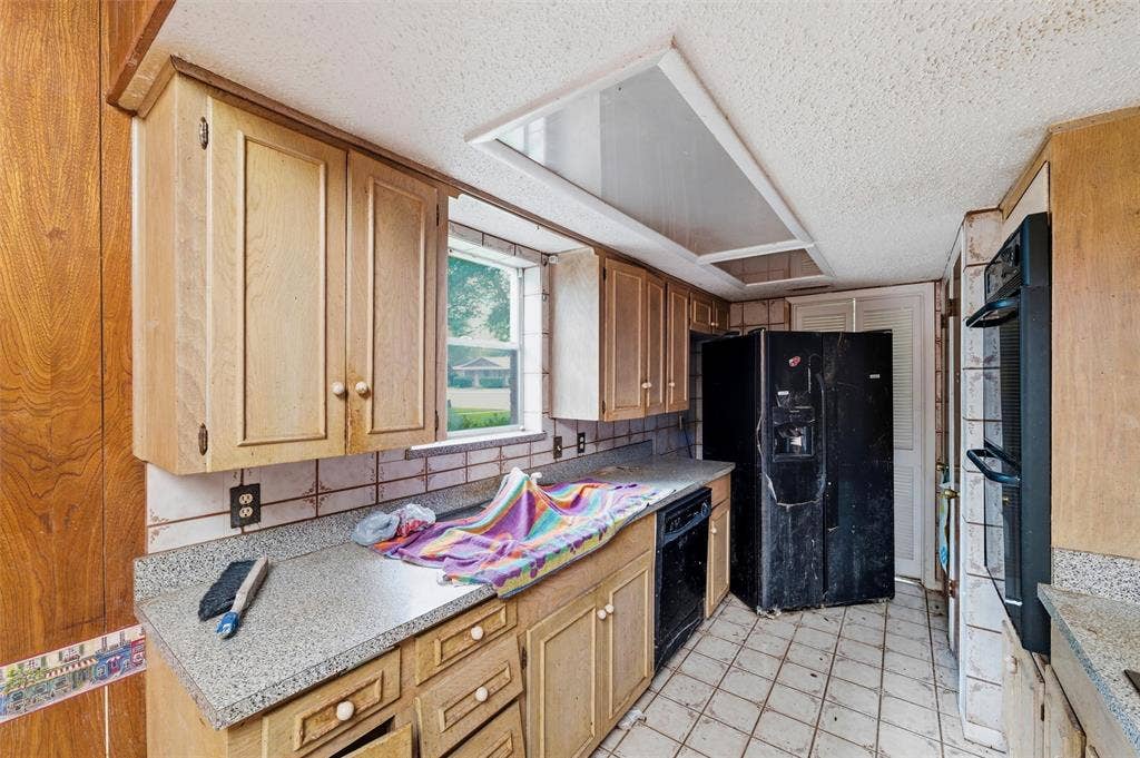 829 Ray Andra Drive, DeSoto, TX 75115