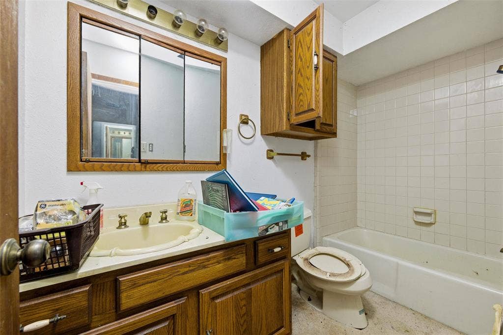 829 Ray Andra Drive, DeSoto, TX 75115