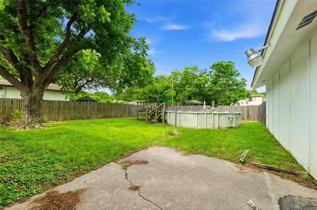 829 Ray Andra Drive, DeSoto, TX 75115