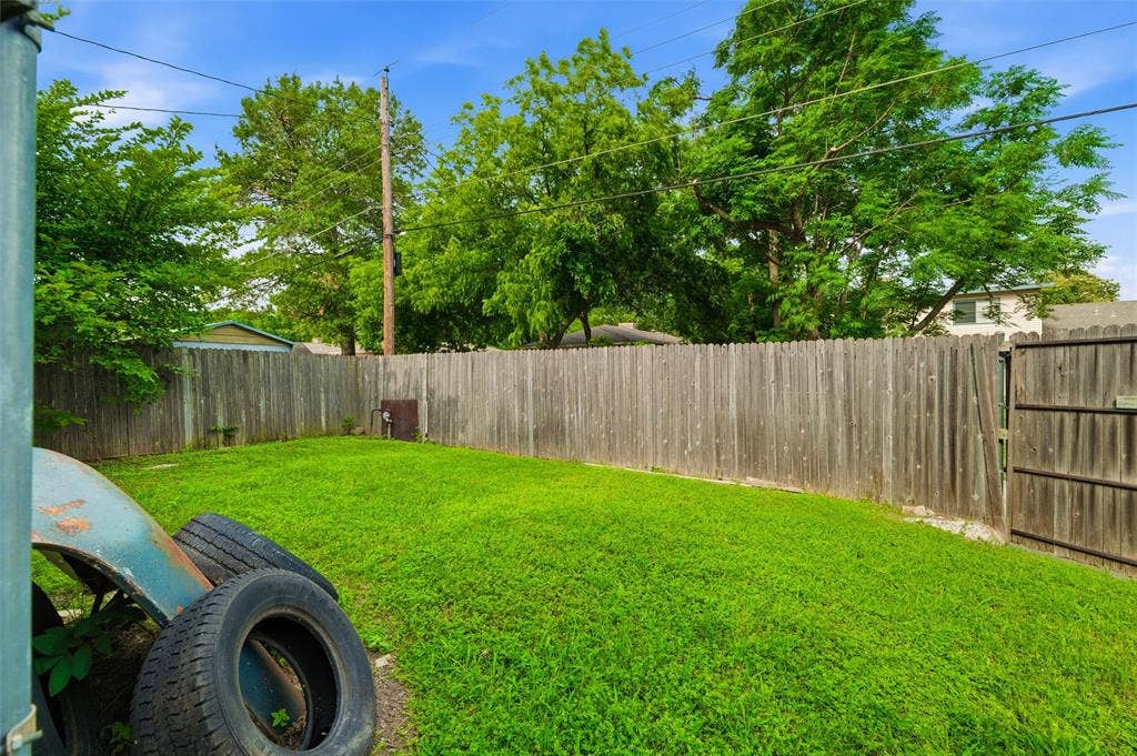 829 Ray Andra Drive, DeSoto, TX 75115