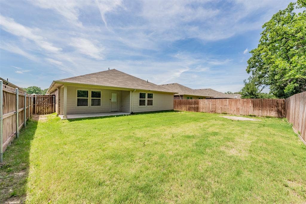 304 Abingdon Street, Azle, TX 76020 304 Abingdon Street, Azle, TX 76020