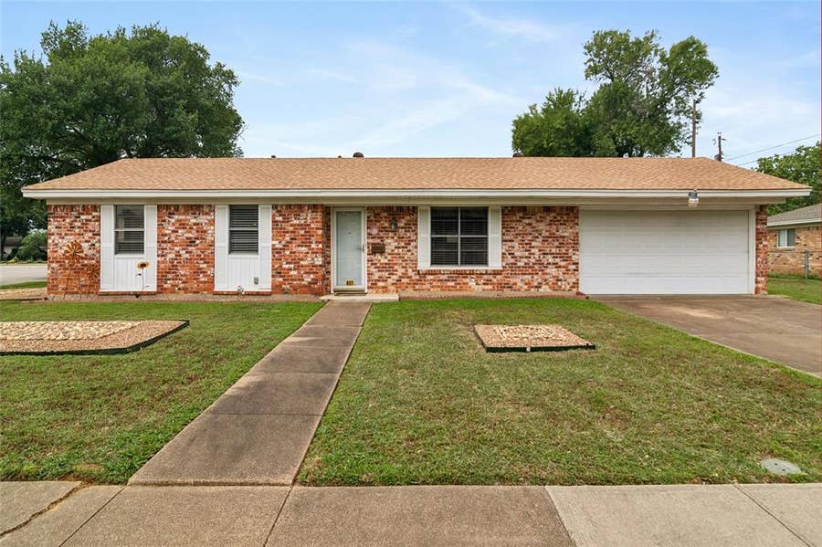 Property photo for 937 Patricia Street, Irving, TX