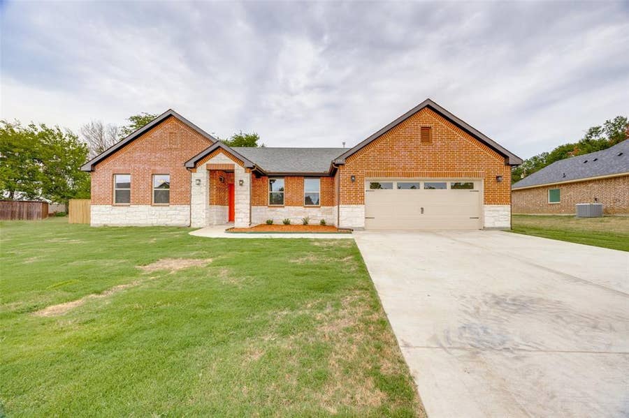 Property photo for 1704 Kings Lane, Commerce, TX