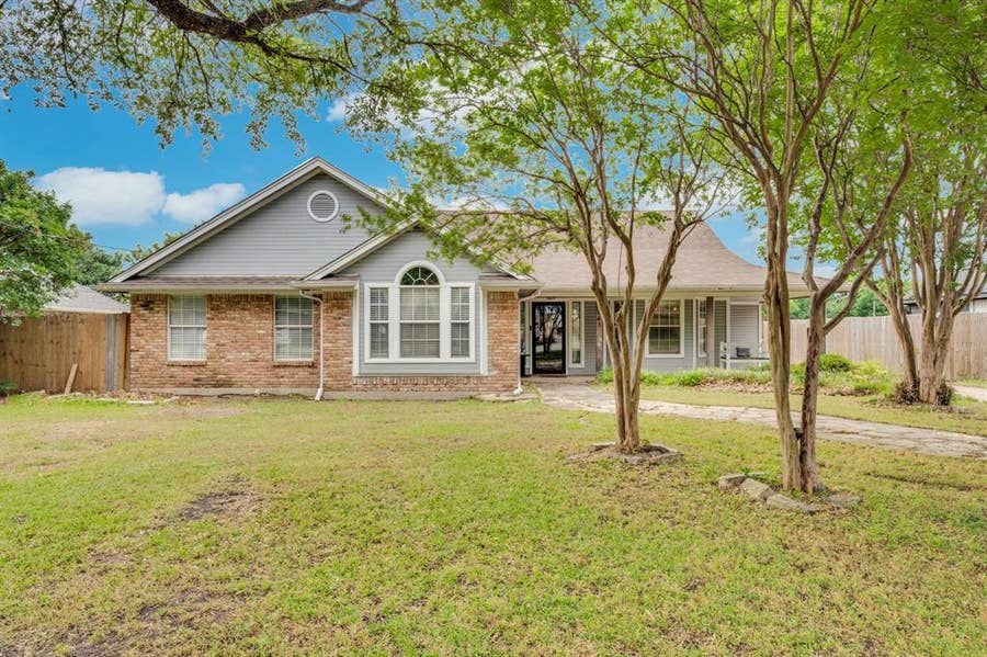 Property photo for 141 Country Drive, Waxahachie, TX