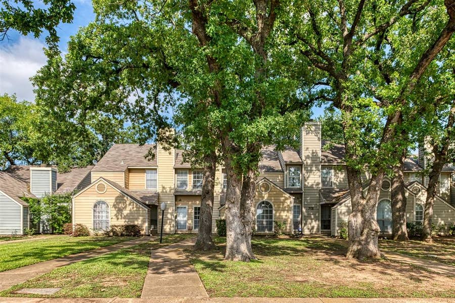 Property photo for 714 Bel Aire Crest, Irving, TX