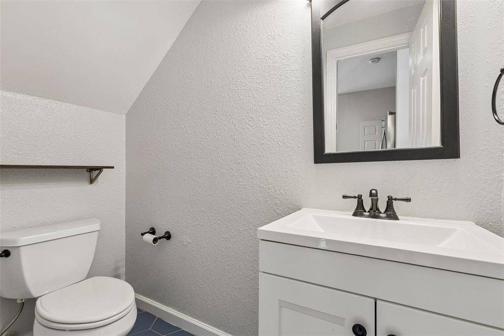 2212 Meadowstone Drive, Carrollton, TX 75006 2212 Meadowstone Drive, Carrollton, TX 75006