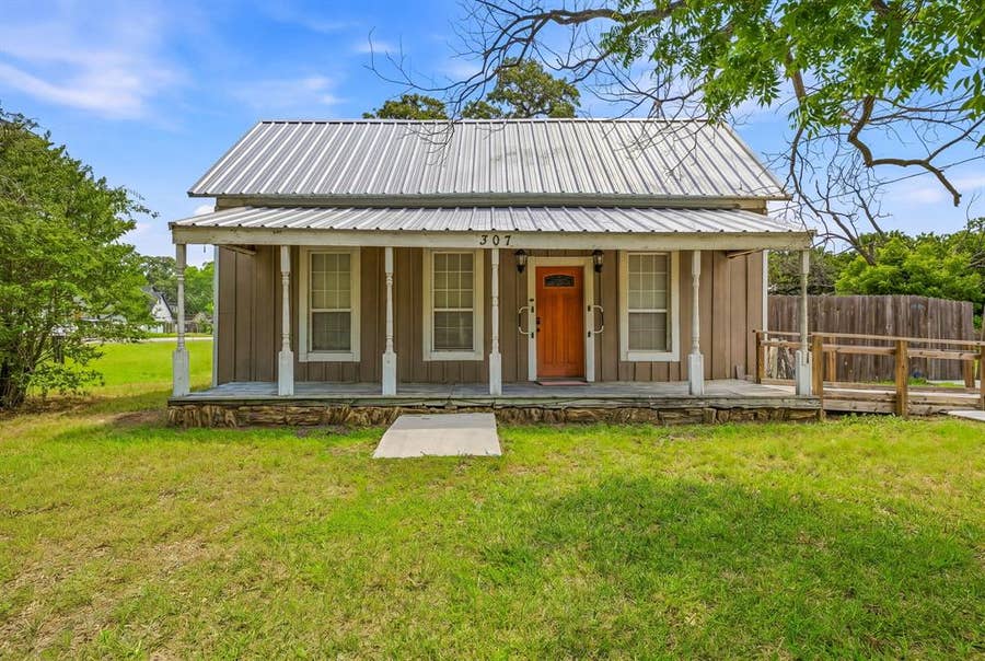 Property photo for 307 N Oak Lane, Tolar, TX