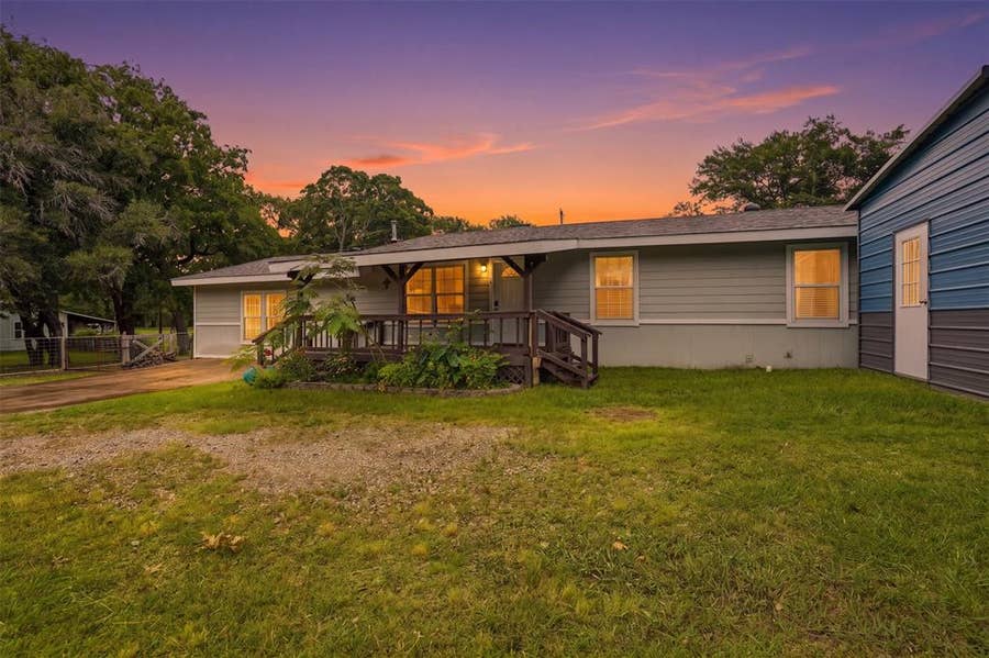 Property photo for 1724 E Crestway Drive, West Tawakoni, TX