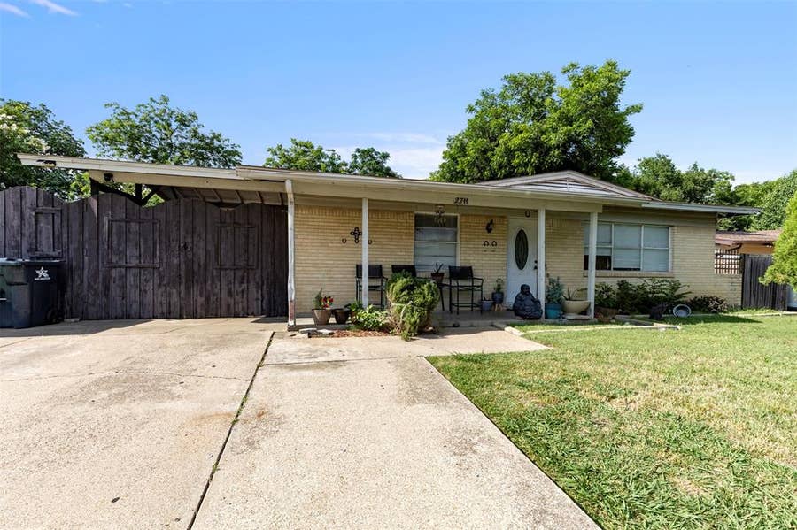 Property photo for 2211 Cloverdale Street, Arlington, TX