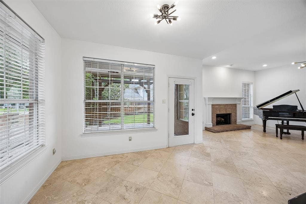2701 Oates Drive, Plano, TX 75093 Spacious breakfast area open to family room, kitchen and open to back patio