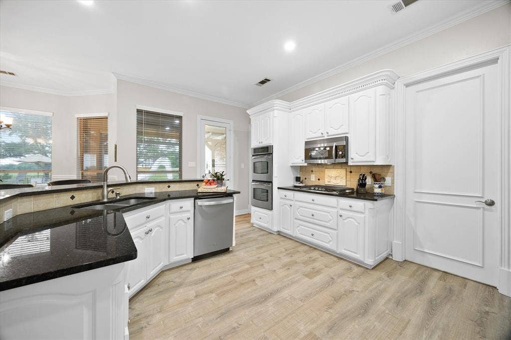 621 Liechty Court, Heath, TX 75032 This kitchen will put a smile on your chef's face!