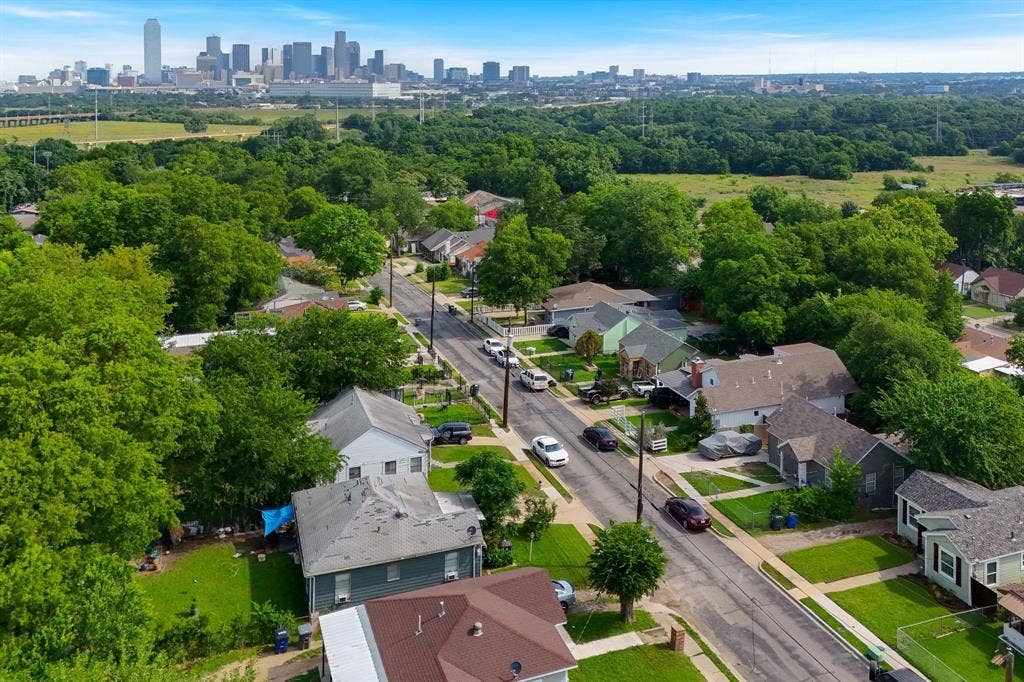 414 Avenue I, Dallas, TX 75203 Residential neighborhood featuring mature trees and a distant city skyline