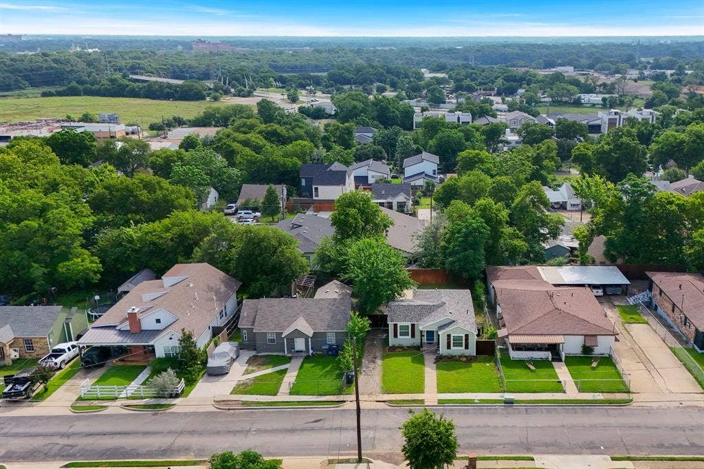 414 Avenue I, Dallas, TX 75203 Residential neighborhood featuring a variety of architectural styles, mature trees, and a clear blue sky