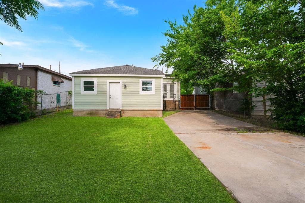 414 Avenue I, Dallas, TX 75203 Single-story residence featuring light green siding and white trim windows