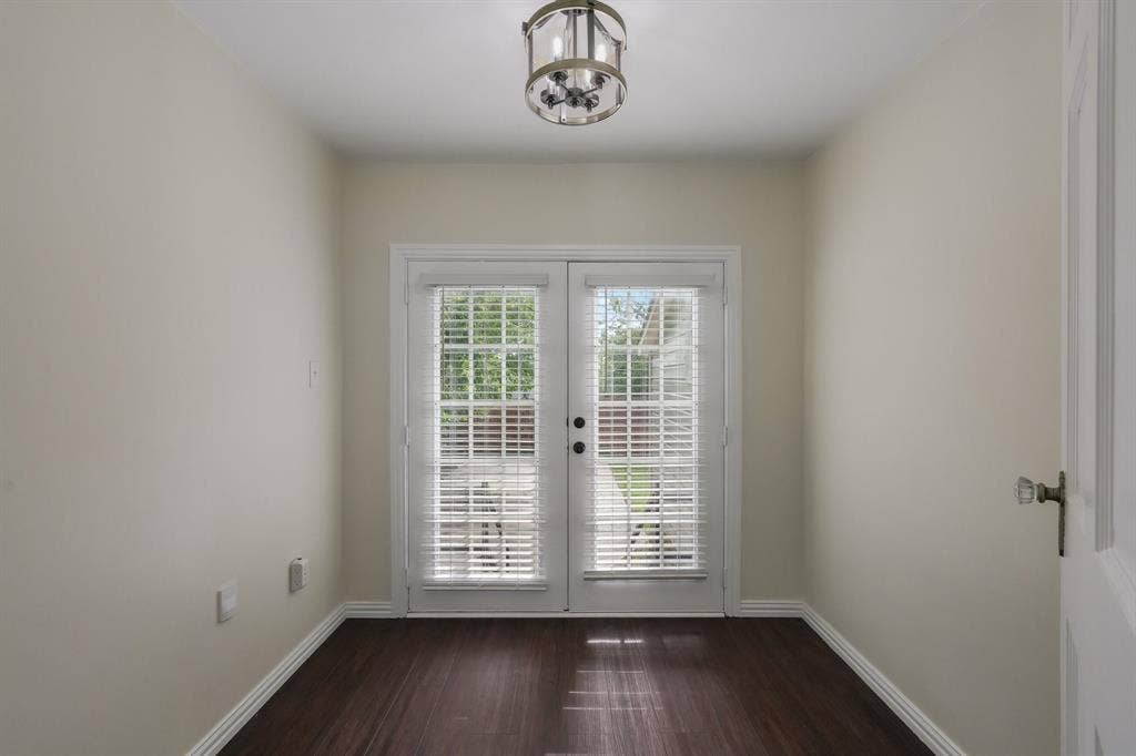 414 Avenue I, Dallas, TX 75203 Space ideal for an office, reading or art room. Light-toned walls, and a ceiling-mounted light fixture