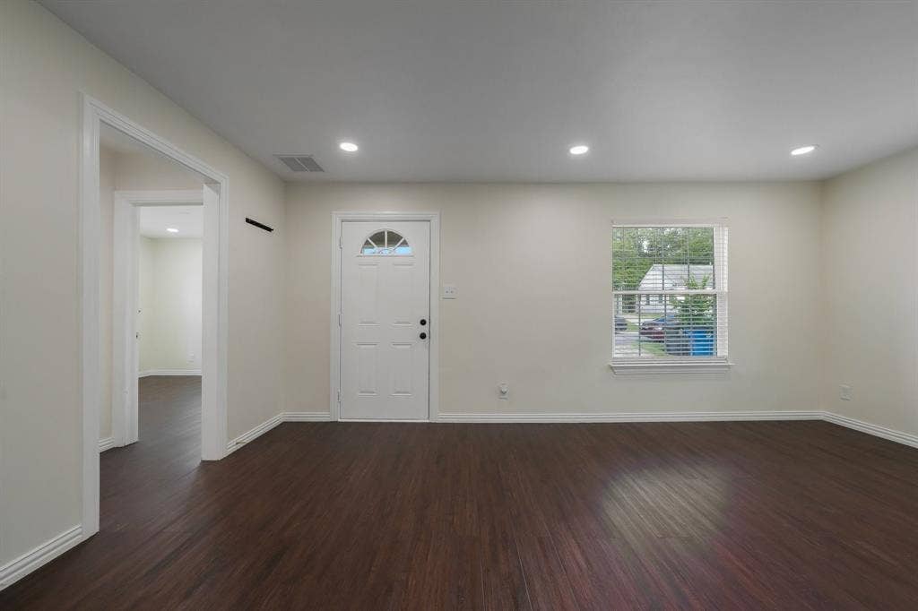 414 Avenue I, Dallas, TX 75203 Spacious room featuring luxury vinyl planks flooring, with recessed lighting