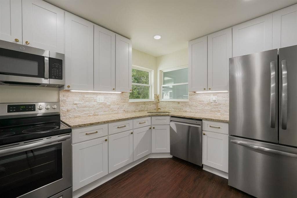 414 Avenue I, Dallas, TX 75203 stainless steel appliances