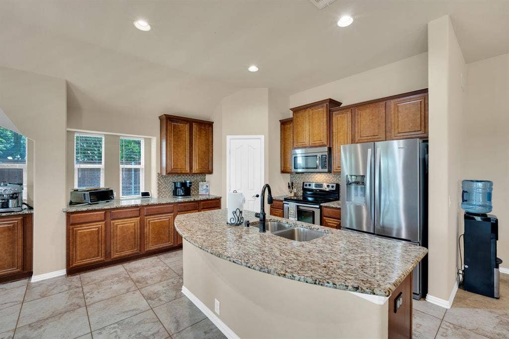 5214 Compassion Court, Midlothian, TX 76065 Granite counters with Stainless steel appliances