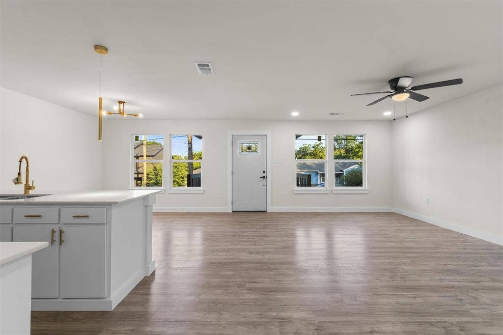 1507 E Waco Avenue, Dallas, TX 75216 Open concept living area featuring wood-finish flooring