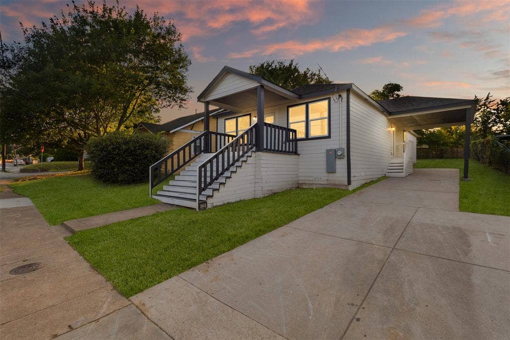 1507 E Waco Avenue, Dallas, TX 75216 Single-story residence featuring a covered front porch with steps and dark railings