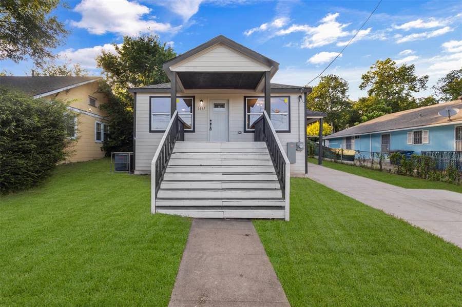 Property photo for 1507 E Waco Avenue, Dallas, TX