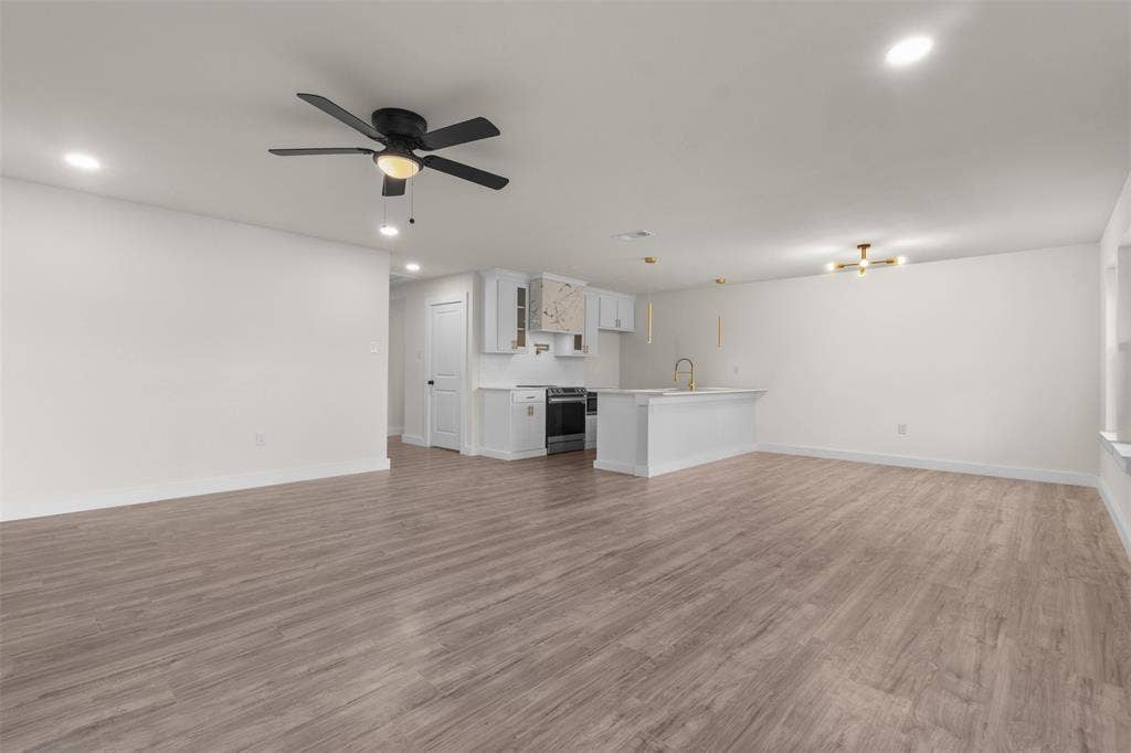1507 E Waco Avenue, Dallas, TX 75216 Open-concept living space featuring wood-finish flooring, recessed lighting, and a modern ceiling fan