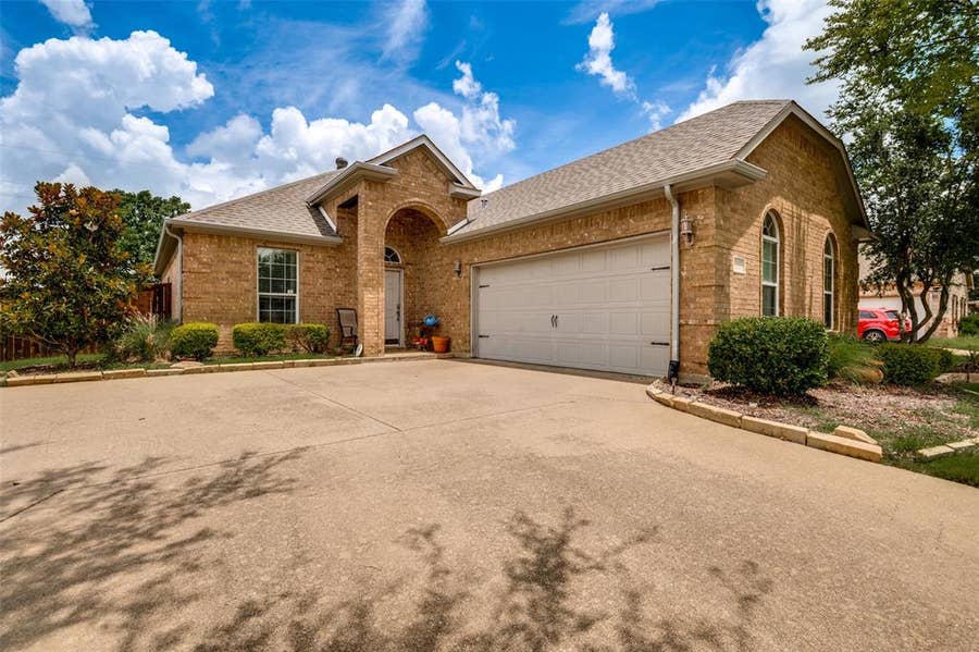 Property photo for 105 High Meadow Road, Red Oak, TX