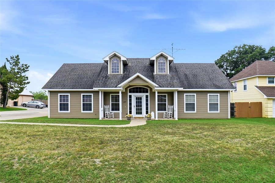 Property photo for 207 Bonita Drive, Granbury, TX