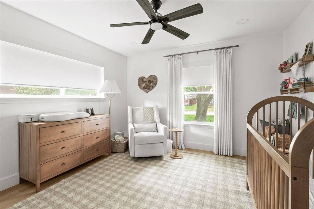 Light-filled room featuring wood-finish flooring, recessed lighting, a ceiling fan, and multiple windows