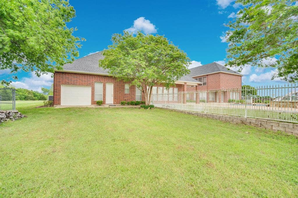 6420 Hayes Road, Midlothian, TX 76065 6420 Hayes Road, Midlothian, TX 76065