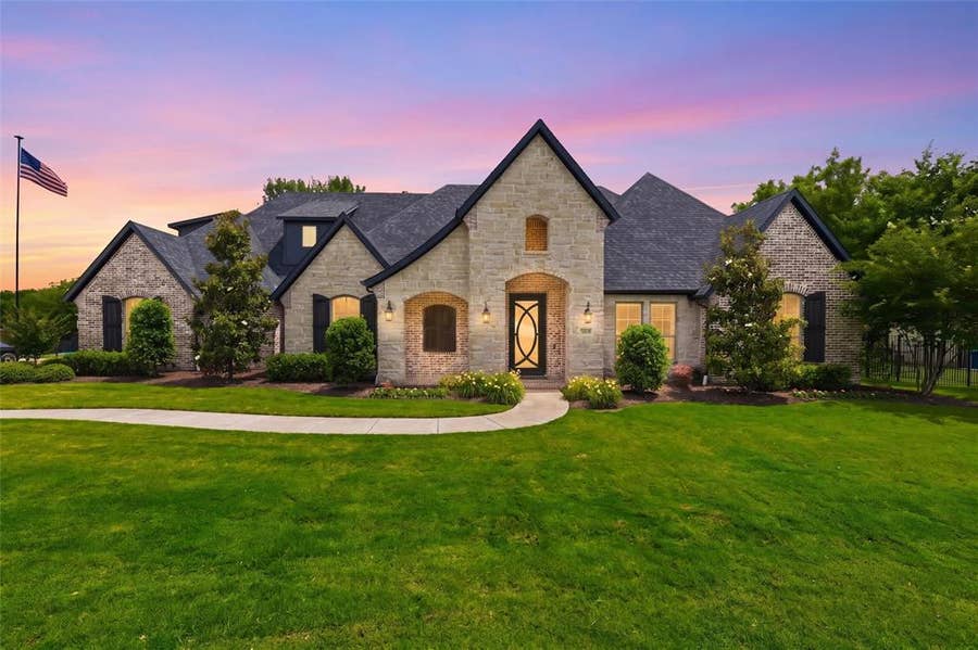Property photo for 1019 Country Way, Rowlett, TX