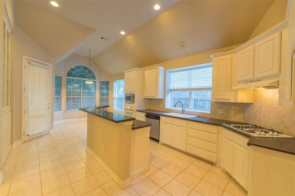 516 Arcadia Drive, Keller, TX 76248 516 Arcadia Drive, Keller, TX 76248