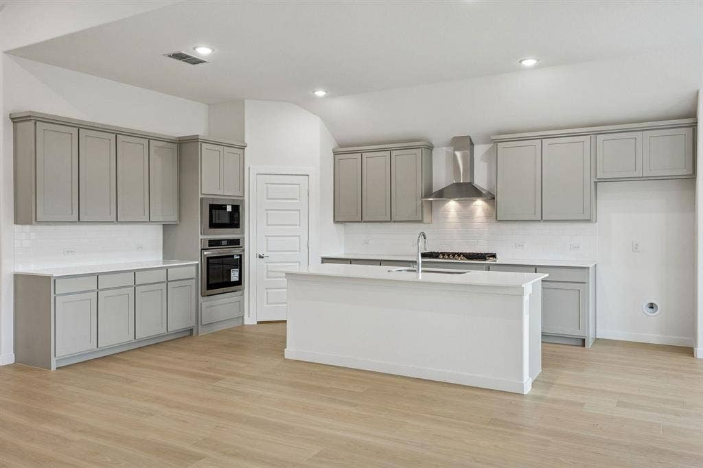 461 Hocking Hills Drive, Waxahachie, TX 75165 Kitchen in the Gilmour II home plan by Trophy Signature Homes – REPRESENTATIVE PHOTO