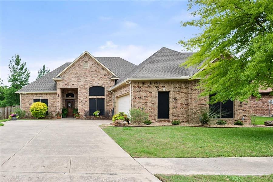 Property photo for 1103 Louise Lane, Ennis, TX