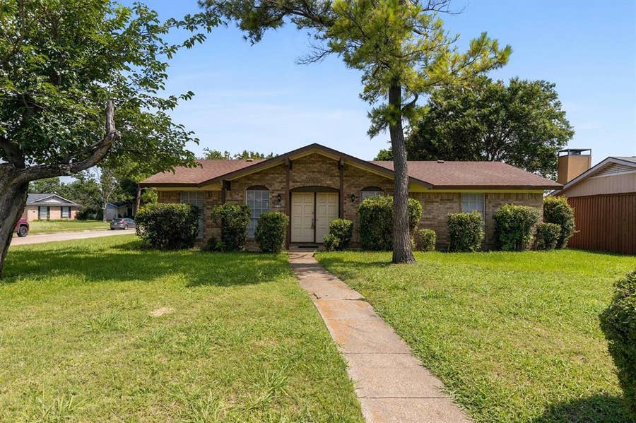 Property photo for 2117 Tiehack Lane, Garland, TX