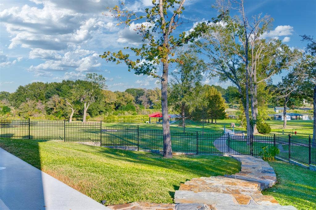 2001 Rose Pointe, Athens, TX 75752 2001 Rose Pointe, Athens, TX 75752