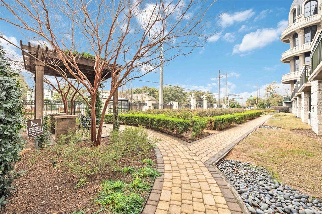 1005 S Shepherd Drive, #305, Houston, TX 77019 1005 S Shepherd Drive, #305, Houston, TX 77019