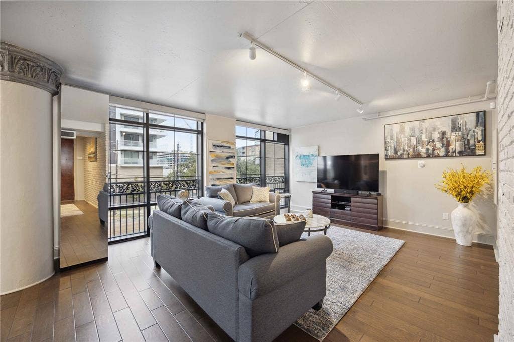 1005 S Shepherd Drive, #305, Houston, TX 77019 1005 S Shepherd Drive, #305, Houston, TX 77019