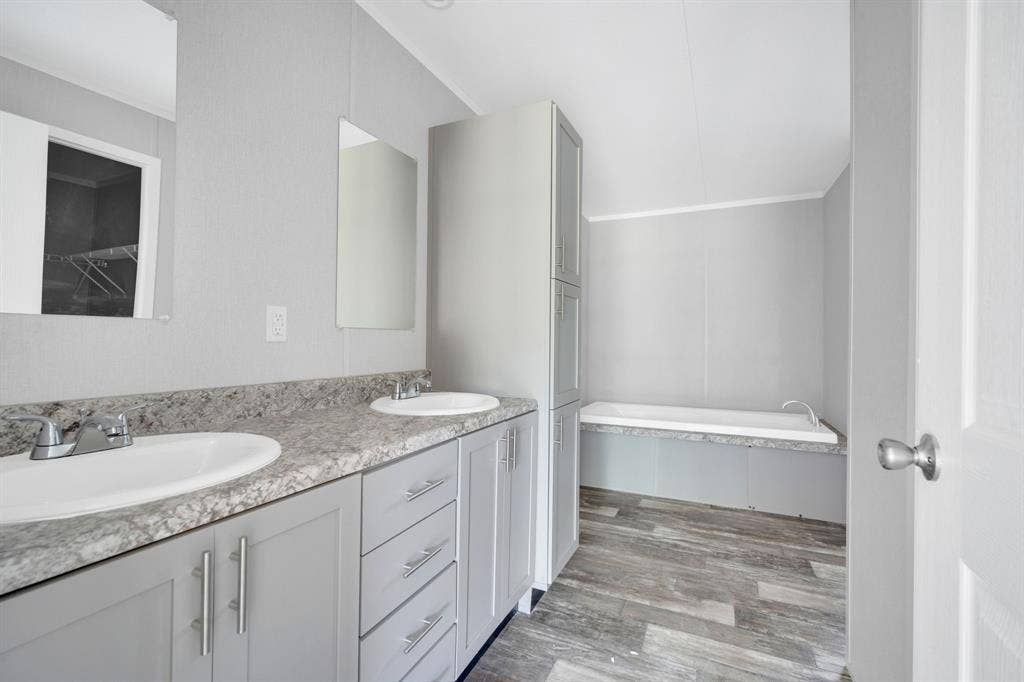 14820 Hyde-A-Way Lane, Mabank, TX 75147 Bathroom