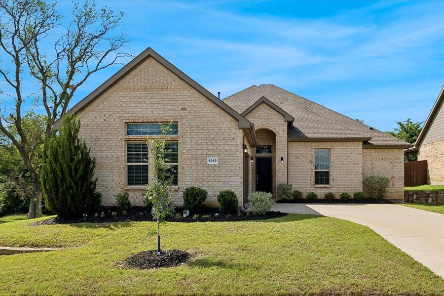 Property photo for 1010 Silver Oak Drive, Mansfield, TX