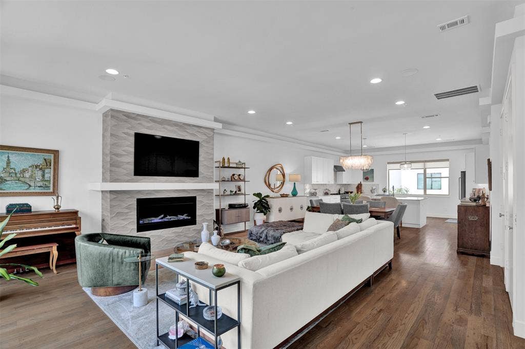 13001 Hutton Drive, #10, Farmers Branch, TX 75234 13001 Hutton Drive, #10, Farmers Branch, TX 75234