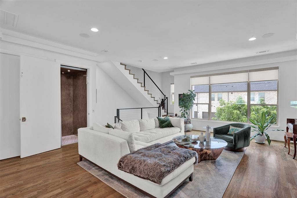 13001 Hutton Drive, #10, Farmers Branch, TX 75234 13001 Hutton Drive, #10, Farmers Branch, TX 75234