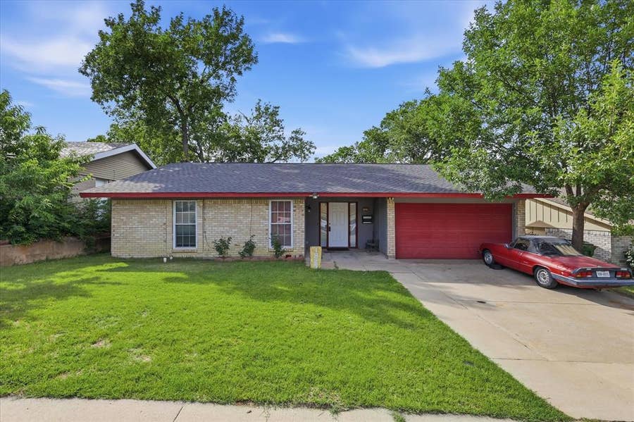 Property photo for 1839 Sherwood Lane, Carrollton, TX