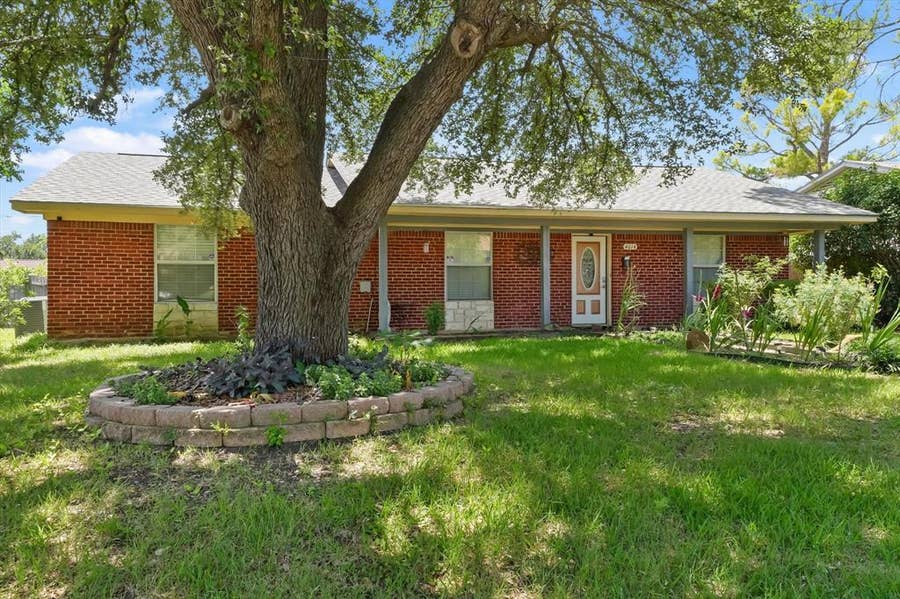 Property photo for 4014 W Rochelle Road, Irving, TX