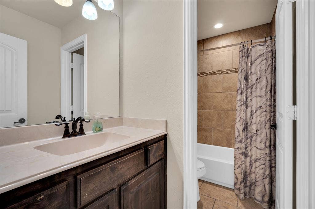 Full guest bathroom upstairs.