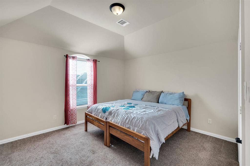 2nd Upstairs guest bedroom with ensuite bathroom.