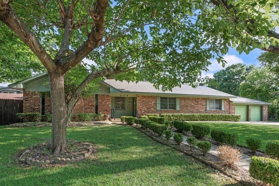 Property photo for 305 W 2nd North Street, Kaufman, TX