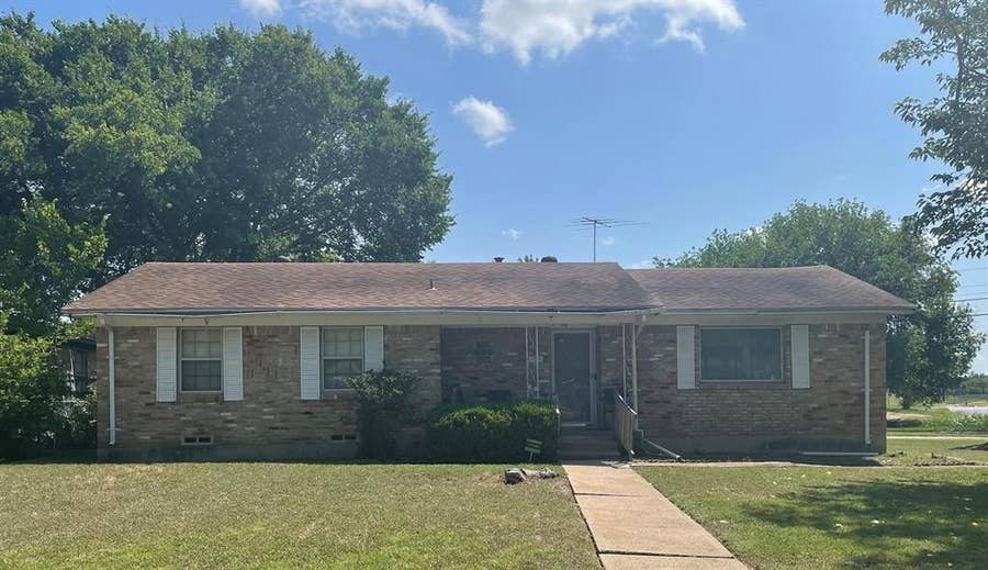 Property photo for 1838 Oak Hill Circle, Dallas, TX